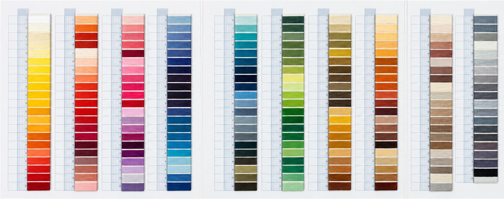 Mostruário com fileiras de cartelas de fios em diversas famílias de cores